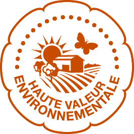 La certification Haute Valeur Environnementale (HVE) assure que l'exploitation agricole adopte des pratiques qui protègent les écosystèmes et minimisent l'impact environnemental sur l'ensemble de son territoire.
