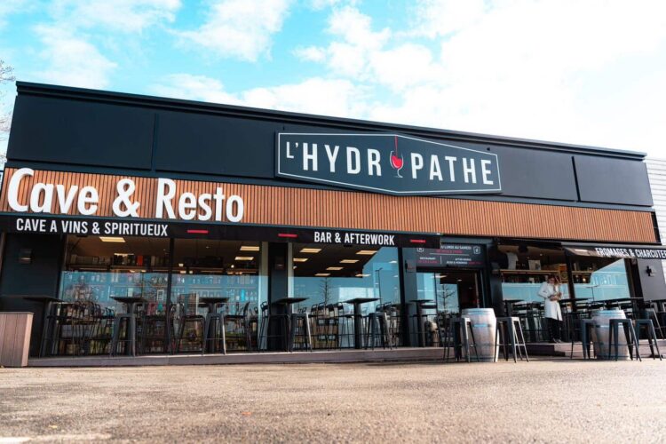 Devanture de Hydropathe Cave & Resto, situé au 78 Bd Georges Pompidou à Caen.